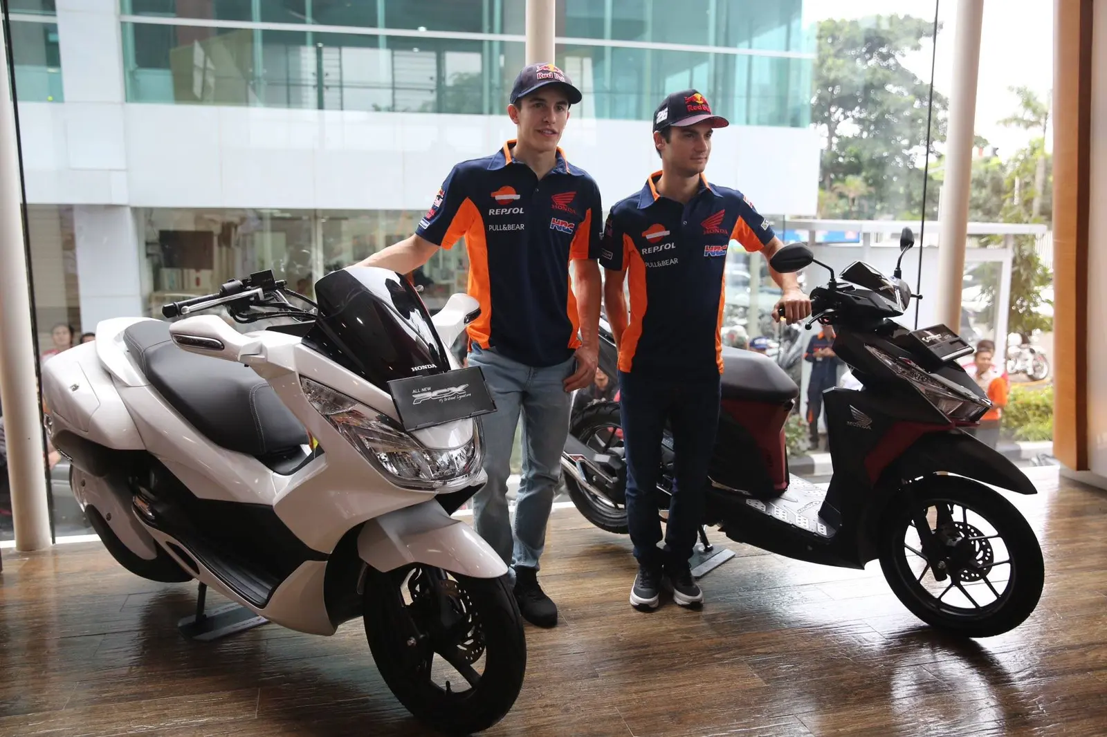 Marquez dan Pedrosa tiba di Jakarta… — tour dealer dan pabrik