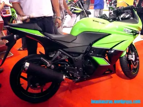 Kawasaki mengeluarkan Ninja250r limited edition… —