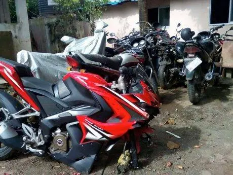 Bajaj-Pulsar-RS-200-broken-alloy-wheel-1