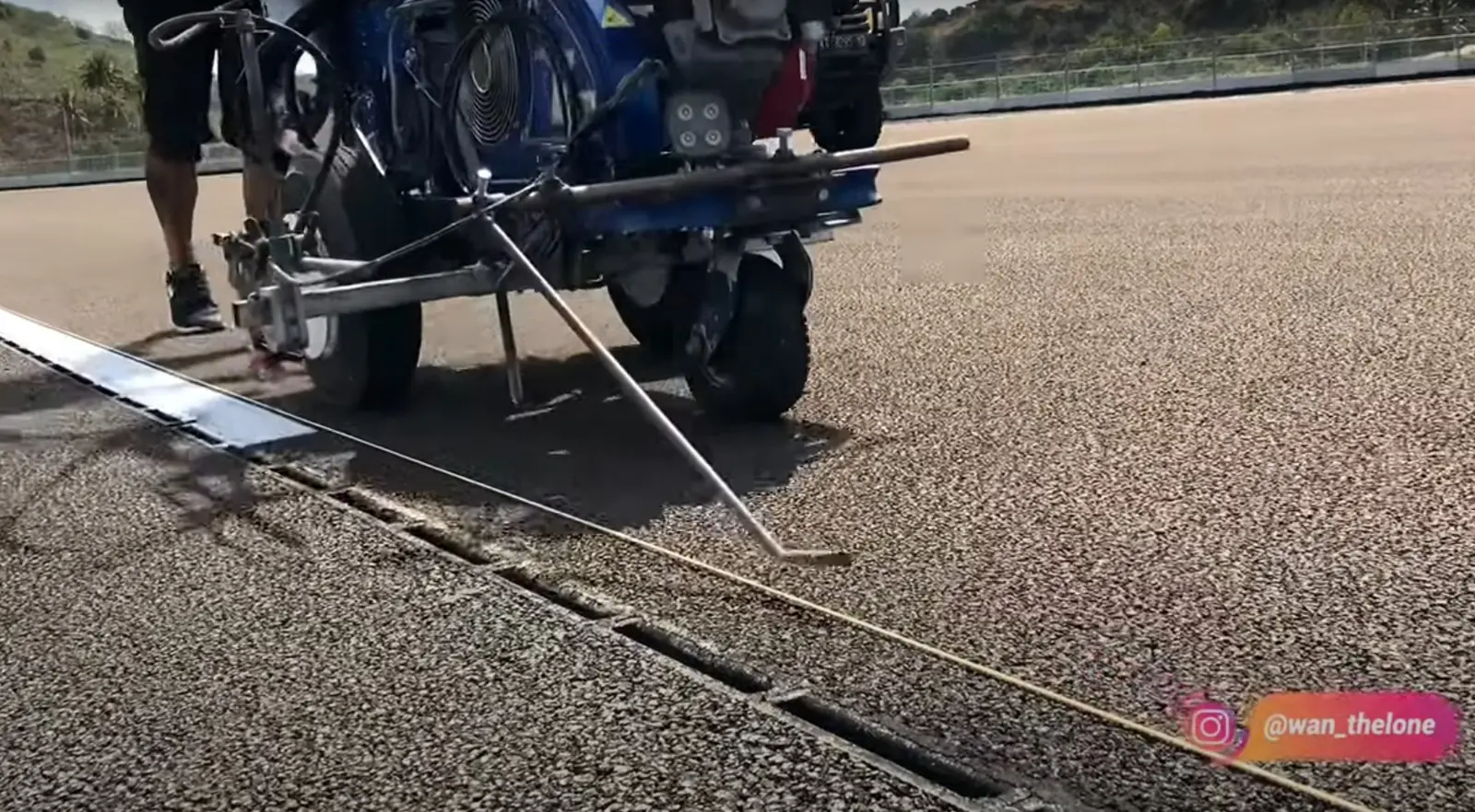 Begini proses pengecatan kerb Sirkuit Mandalika, canggih euy