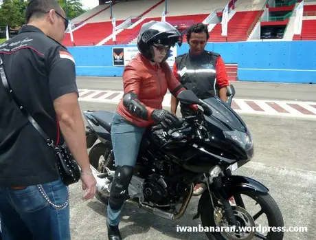 Lady biker penjinak jalanan ibu kota. Rossi aja putus mzbro!…