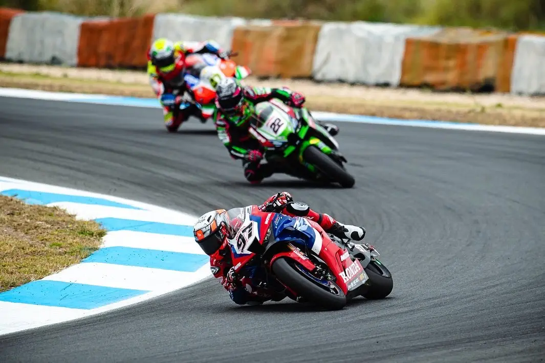 WSBK Race 2 Estoril : Jonathan Rea tak terbendung, Toprak lengkapi podium