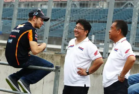 Stoner ngobrol santai dengan Shuhei Nakamoto (bos HRC) diMotegi