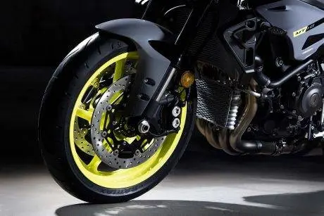 2016-Yamaha-MT-10-details-07