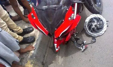 Bajaj-Pulsar-RS-200-broken-alloy-wheel-6