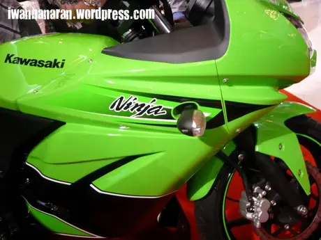 Kawasaki mengeluarkan Ninja250r limited edition… —