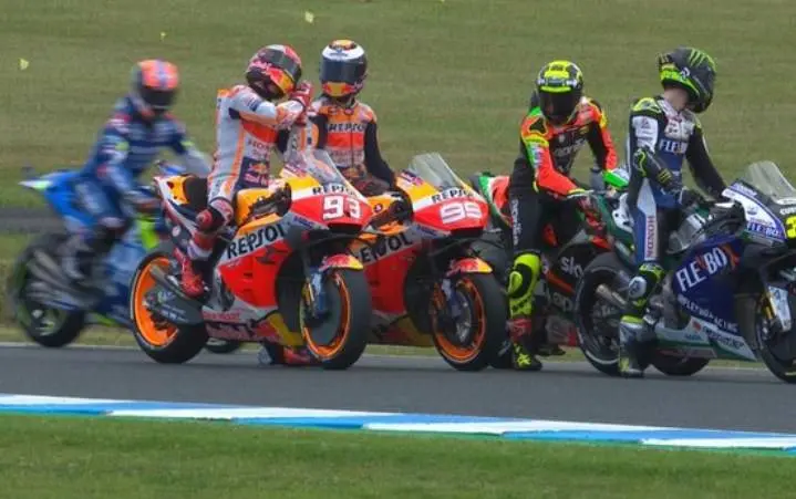 Apakah Pembalap Motogp pernah saling tukar motor diatas lintasan ?