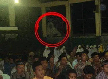 Waladalah… — puasa-puasa koq ada pocong nongol yak???