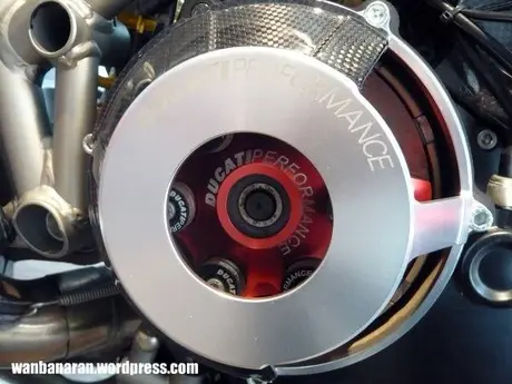 Berangkat kuliah naik Ducati. Wiihhh mantep euy