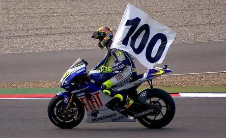 800px-Valentino_Rossi_vittoria_100