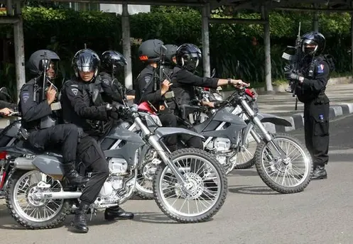 Ati-ati dong pak Polisiiiiii……….