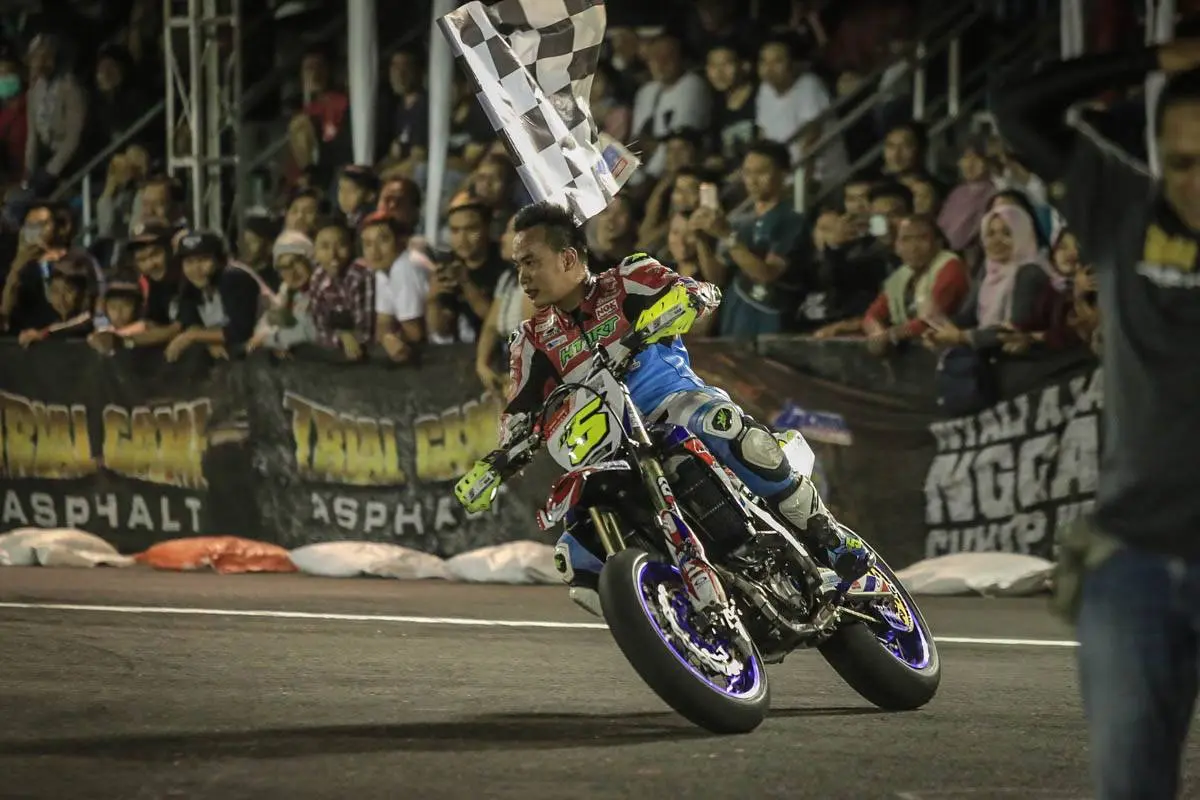 Balapan Dramatis, Doni Tata Akhirnya Raih Podium Juara di Sesi Moto 2
