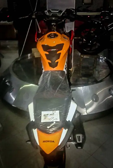 All-New-Honda-CB150R-StreetFire-Repsol-02-488x650
