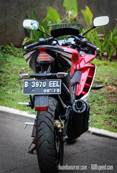 Honda CBR150R_vs_Yamaha_R15 (1)