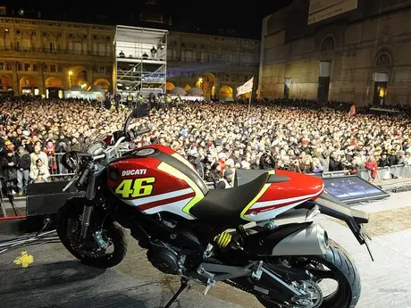 Ducati_Rossi_and_Hayden_Replica_Ducati_Monsters_2011_07_1024x768