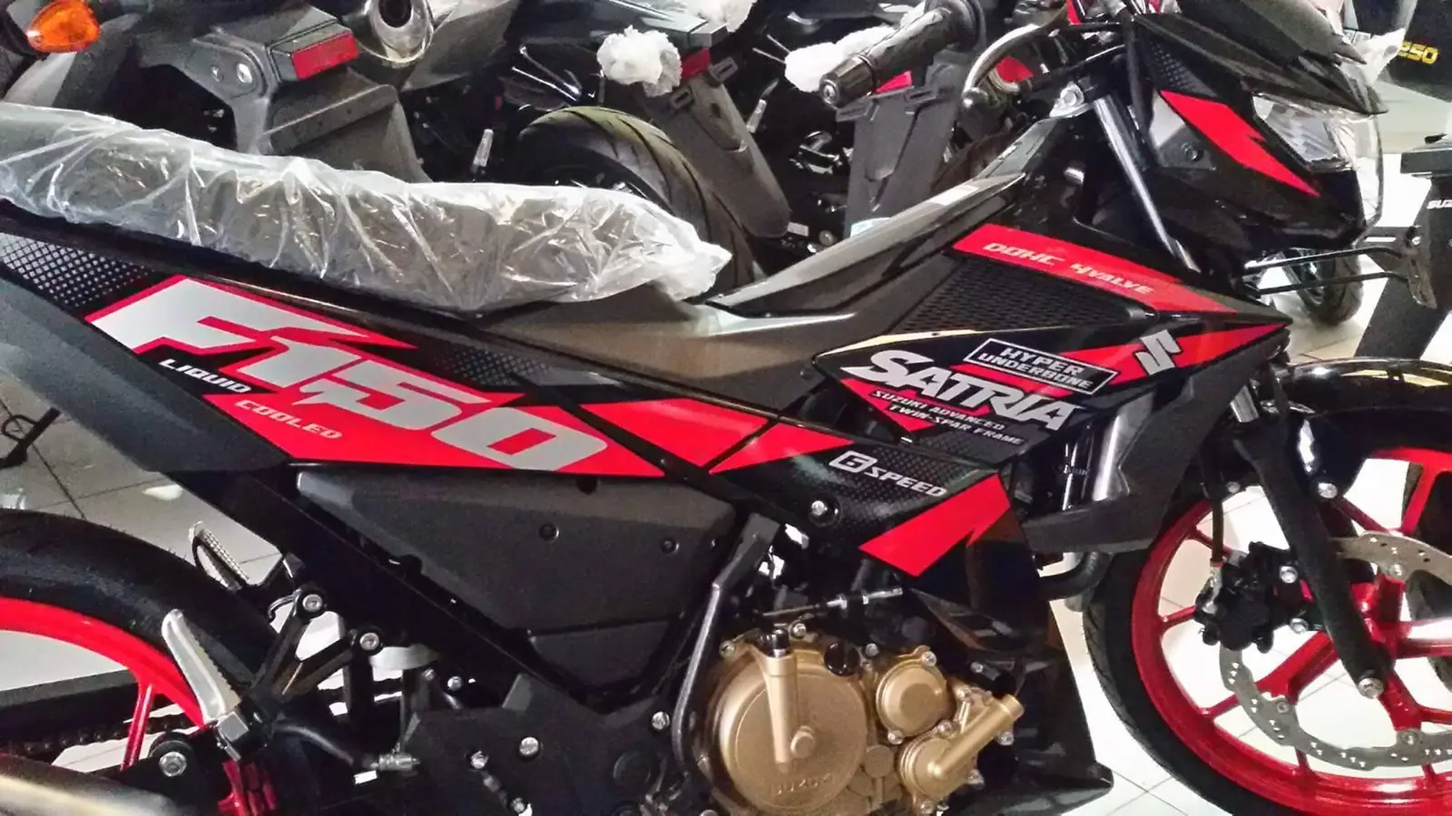 Lagi foto penampakan warna baru Suzuki Satria 150 FI facelift 2018 ! Gamblang cakk…