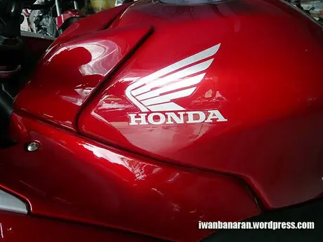P1110263 Menjamah dan mengelus CBR250r……