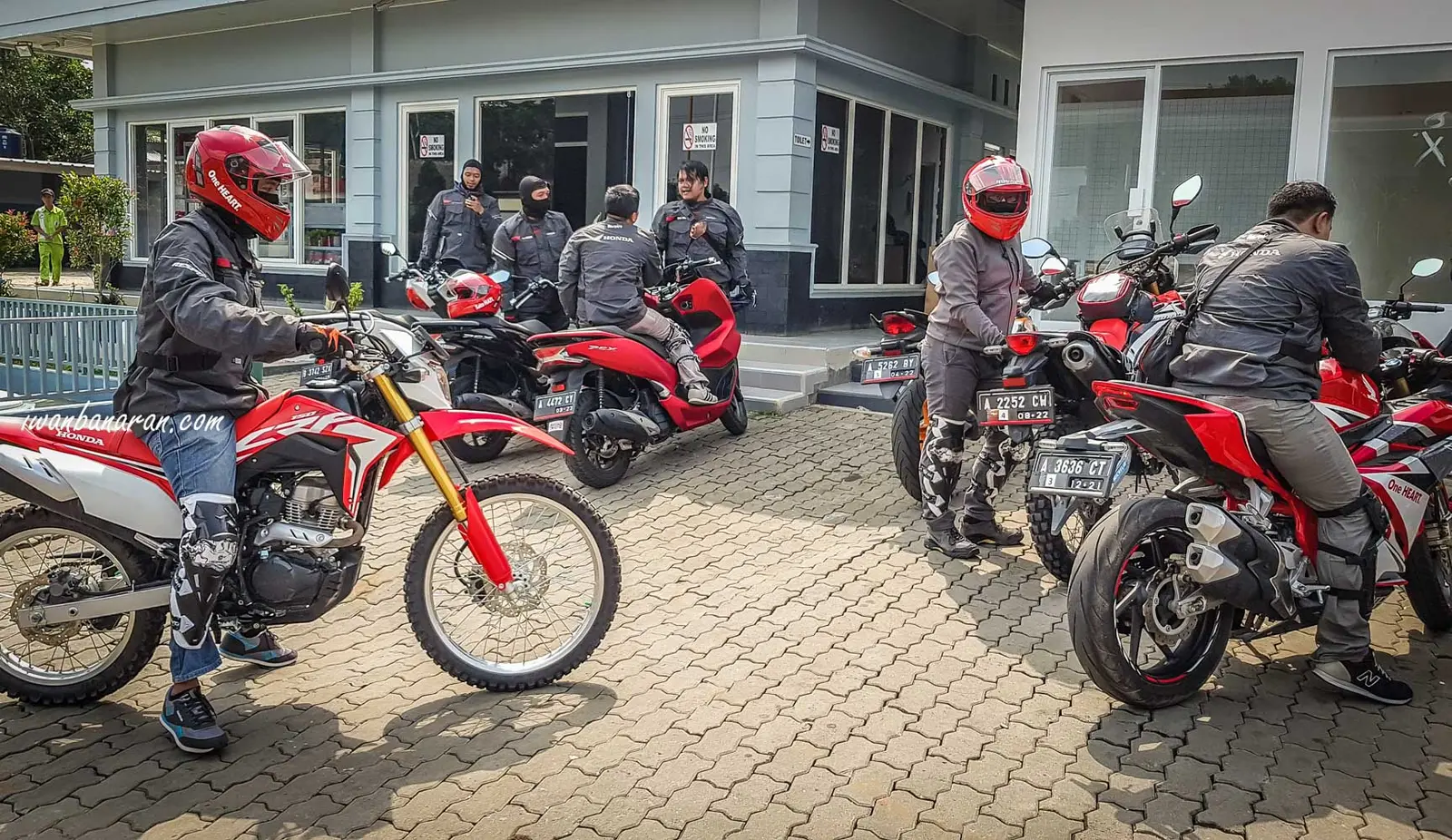 Turing Bloggers ke Tanjung Lesung nunggang Supra GTR dan CRF250 Rally