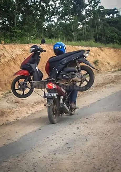 Motor nunggang motor
