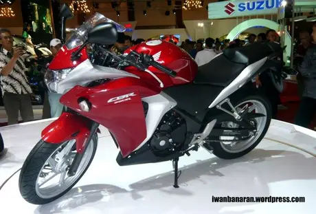 CBR250 left Bagaimana kans CBR 250r dalam menjegal Ninja 250r — ??