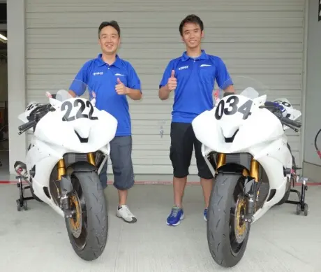 Shigeru Ibaraki (kiri) dan Immanuel Pratna (kanan) dalam persiapan menghadapi Suzuka 4 Hours Endurance Race (2).jpg image