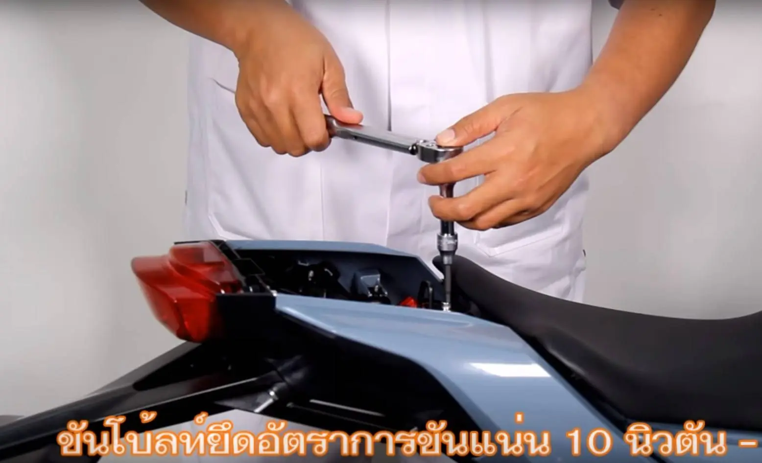 Membongkar Body Honda CB150R Thailand, Aki jebule dibawah tanki