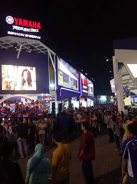 Keramaian pengunjung di booth Yamaha di Jakarta Fair 2015