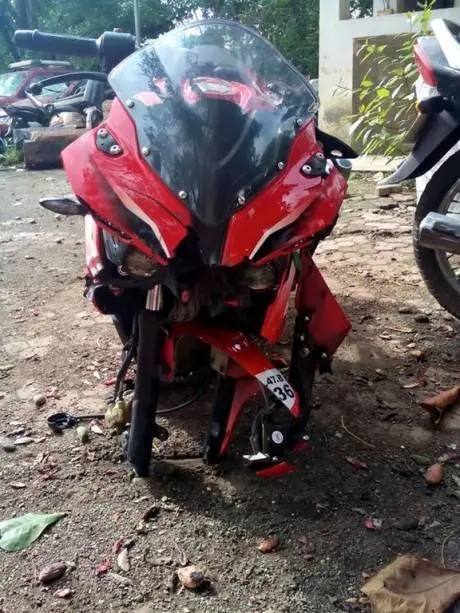 Bajaj-Pulsar-RS-200-broken-alloy-wheel-3