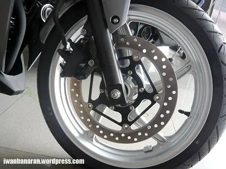 P1110265 Menjamah dan mengelus CBR250r……