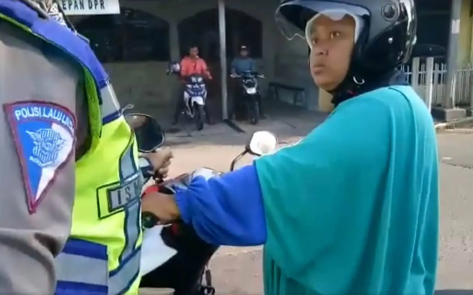 Video emak-emak biker nantangin polwan jadi viral, parah bro