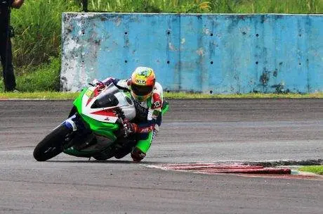 Pemenang seri 1 Kejurnas Kelas 250 cc Hendriansyah (Yamaha Nissin BRT HRP) memacu YZF-R25 di Sentul International Circuit
