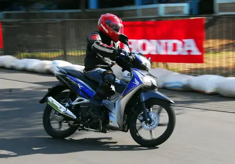 AHM_006 Mau tahu gambar pilihan warna Honda SupraX125 Helm-In??…monggo diintip