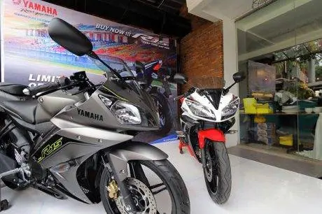 YZF-R15 Speed Grey & YZF-R15 Supernova White