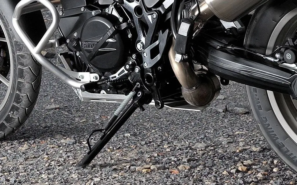 Pakai Standart samping lebih dari 3 jam perhari bikin motor “Slereng” ora imbang ???….