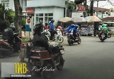 Nyetir menggunakan kaki….biker ini bikin trenyuh