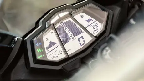 021414-2014-Yamaha-YZF-R125-EU-Race-Blu-Detail-003-633x356