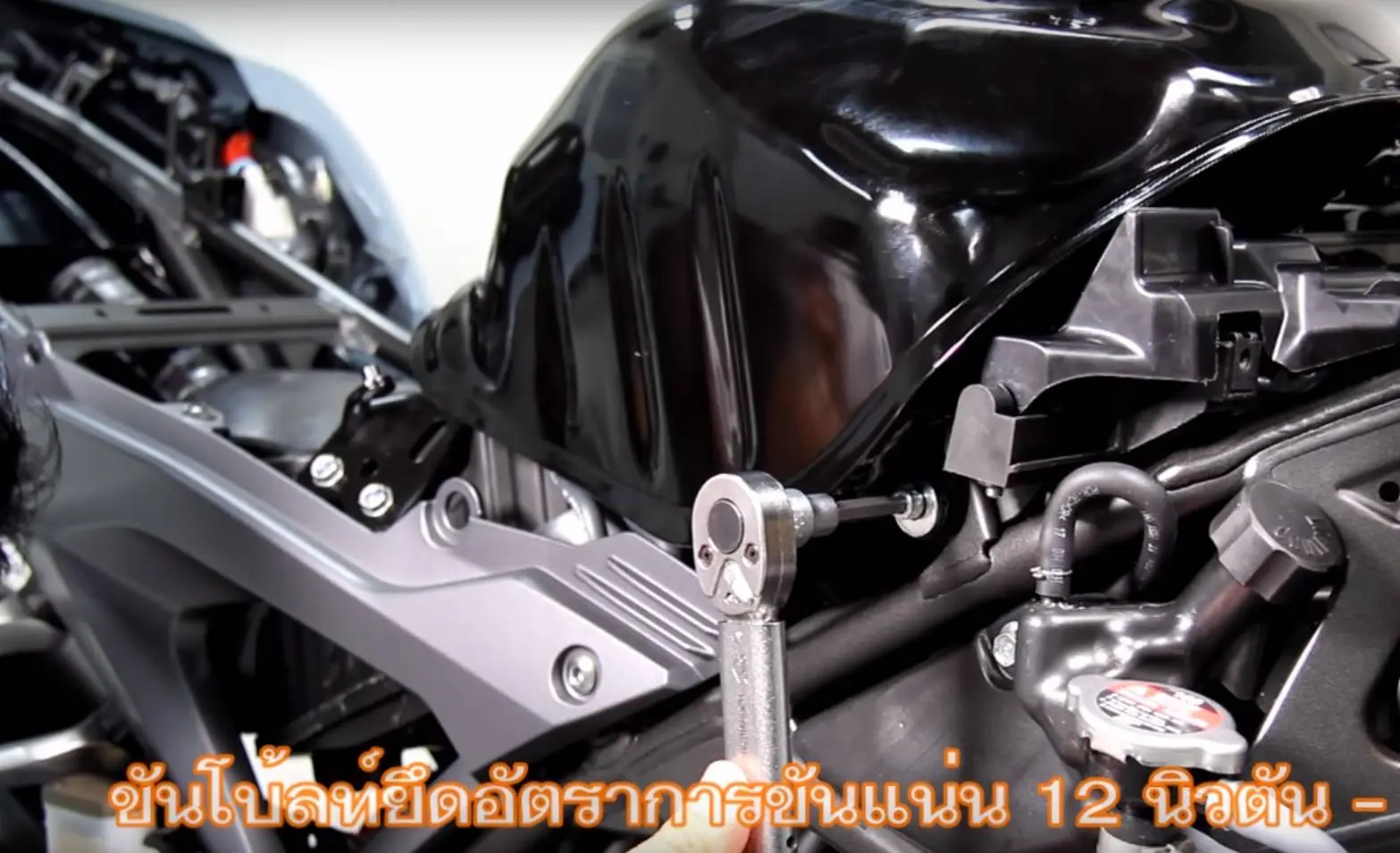 Membongkar Body Honda CB150R Thailand, Aki jebule dibawah tanki
