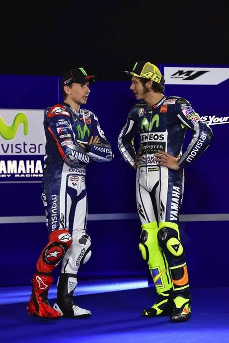 jorge-lorenzo-99-yamaha-motogp-2015-launch-24