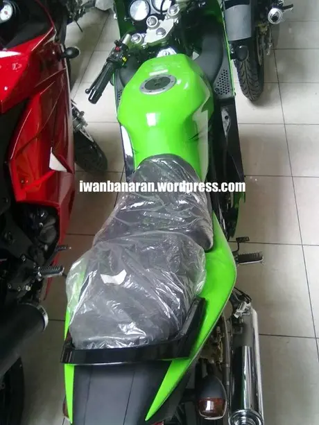 Woro-worooo…Ninja 150rr facelift sudah ada didealer Kawasaki!…