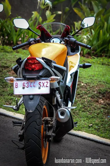Honda CBR150R_vs_Yamaha_R15 (23)