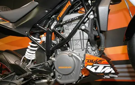 2011-KTM-125-DUKE-11