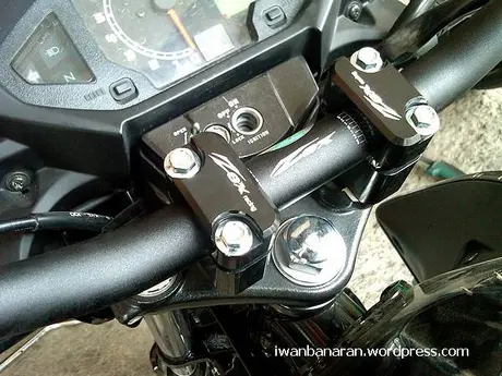 Stang baplang “Zox racing” untuk Honda New Megapro. Cakep juga….