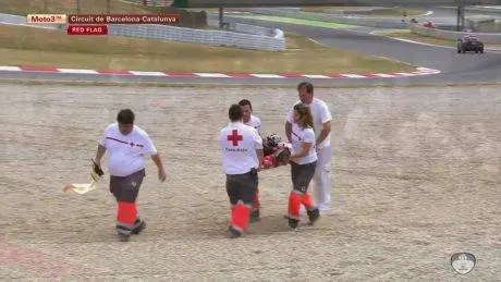 Andi crash pada race 1 ditandu tim medis