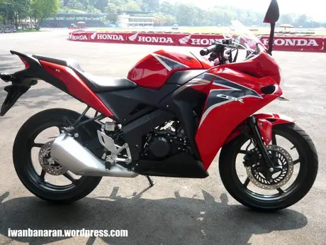 Kumpulan foto-foto CBR150r hasil jepretan diSentul….