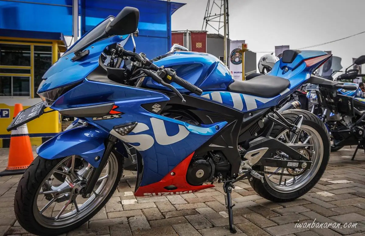 Foto Suzuki GSX-R150 ketika ban belakang dijejali ukuran 140