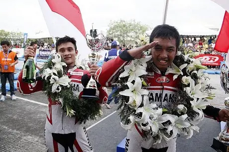 Podium race 2 MT - Agus Setyawan dan Yoga Adi-