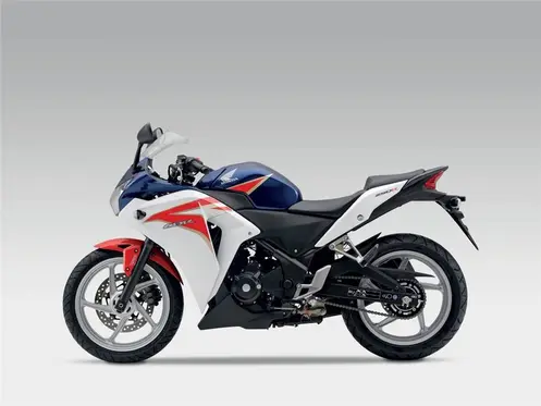 CBR250 left Honda CBR250R… — sanggupkah menjegal dominasi Ninja 250R?
