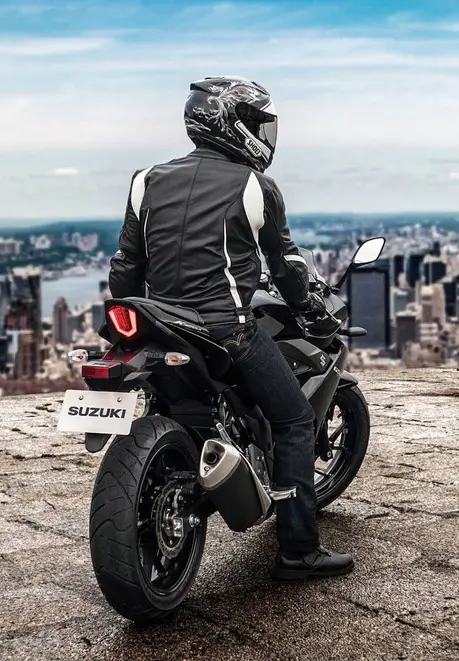 111816-2018-suzuki-gsx250ral8_action_3