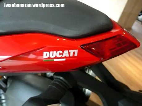 Berangkat kuliah naik Ducati. Wiihhh mantep euy