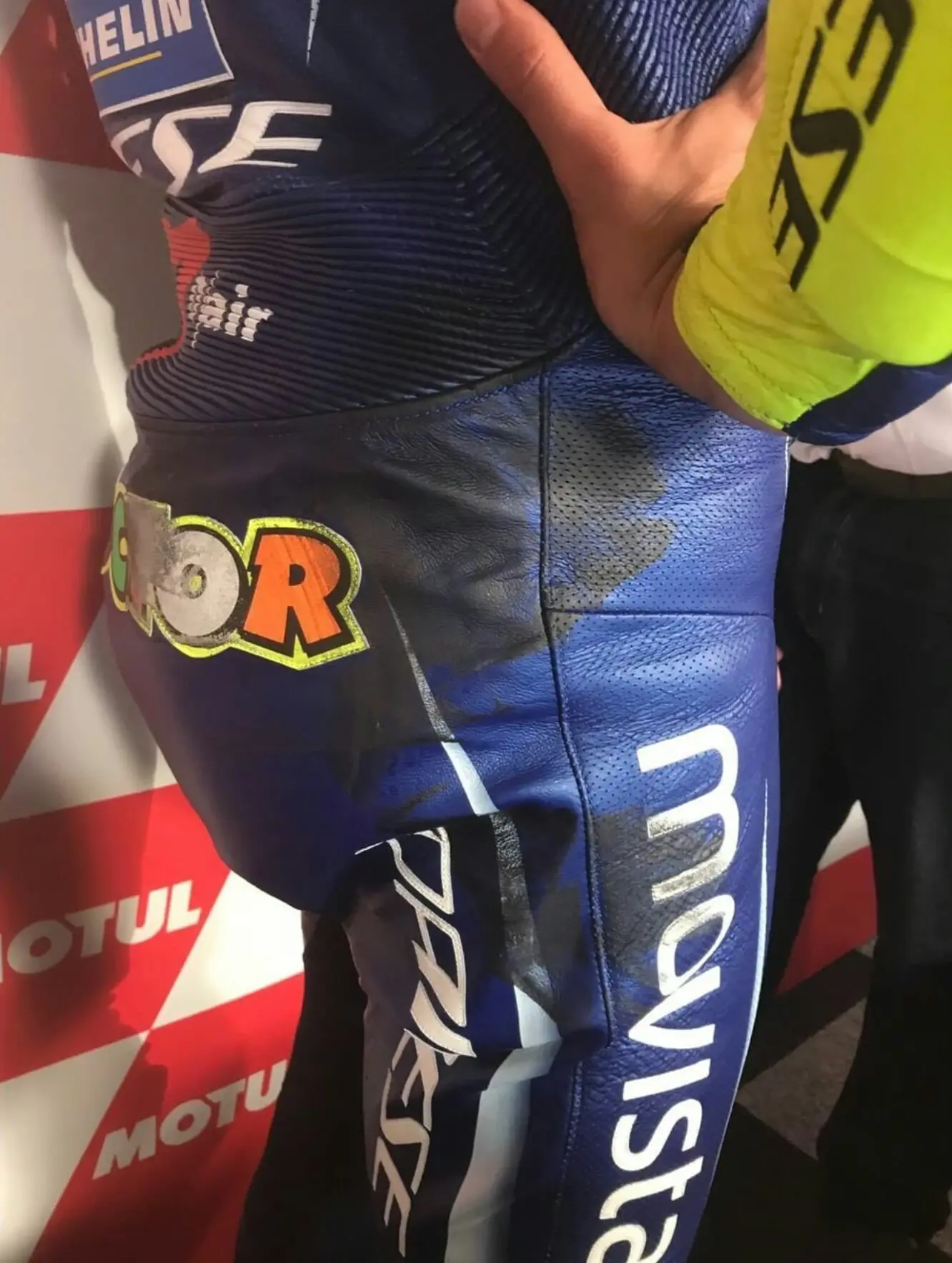 Video : Penampakan wearpack Rossi terkikis akibat ditabrak ban depan Zarco….
